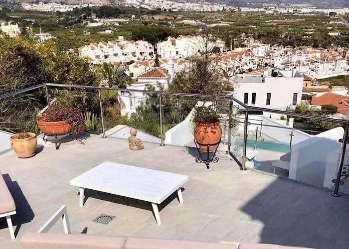 Modern + Infinity Pool. Views In Nerja! فيلة